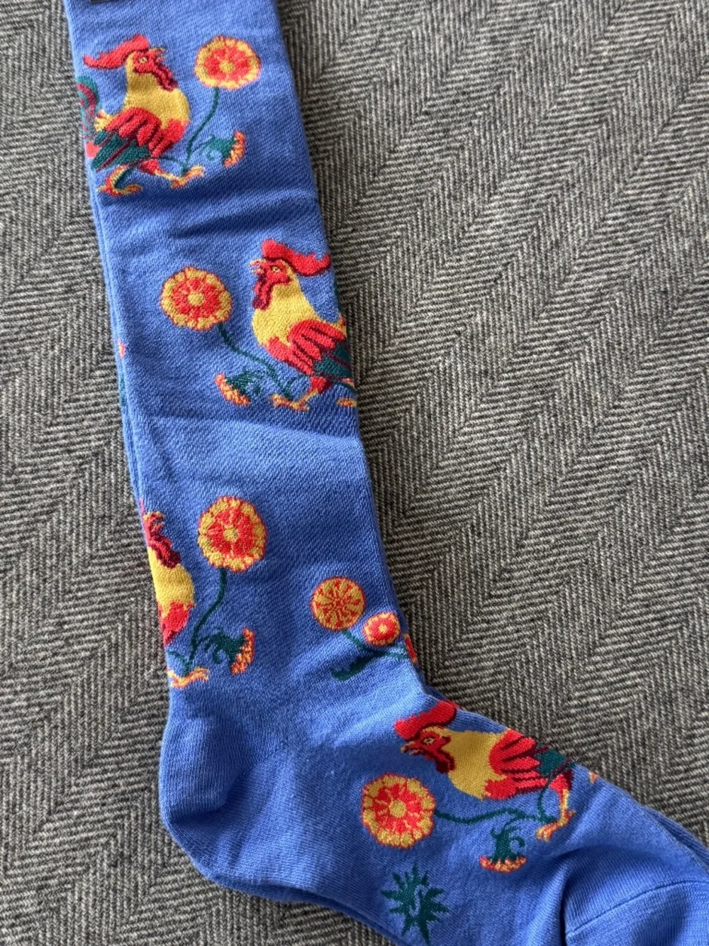NWT, SOCK IT TO ME KNEE HIGH SOCKS, IN DARLING RISE AND SHINE PATTERN